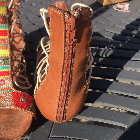 Cute pair of gladiator sandals - Picture 3 of 6